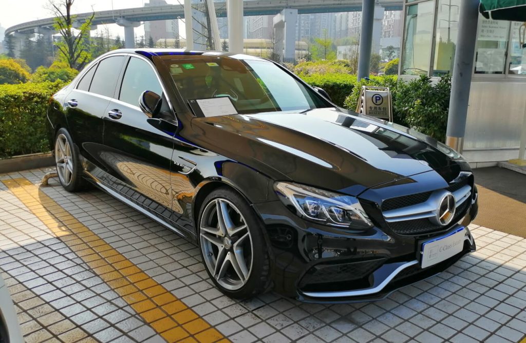 Mercedes-Benz C180 W205 2019 crna limuzina ispred poslovne zgrade