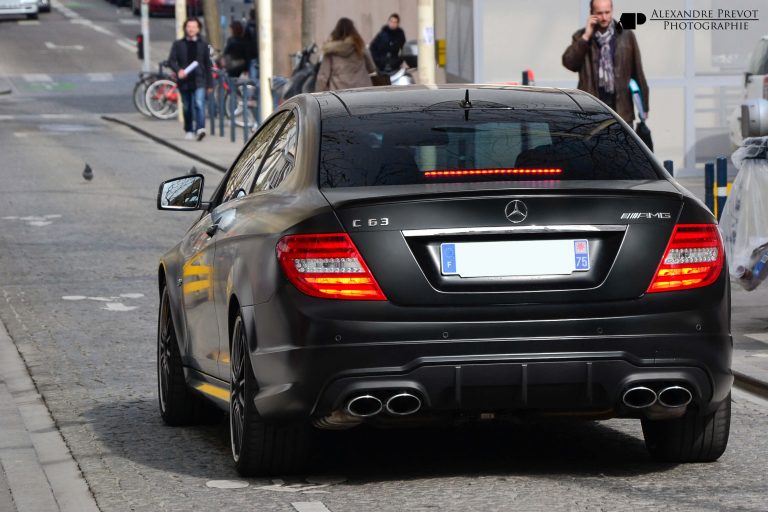 Stražnji kraj Mercedes-Benz C63 AMG-a s prepoznatljivim ispušnim sustavom