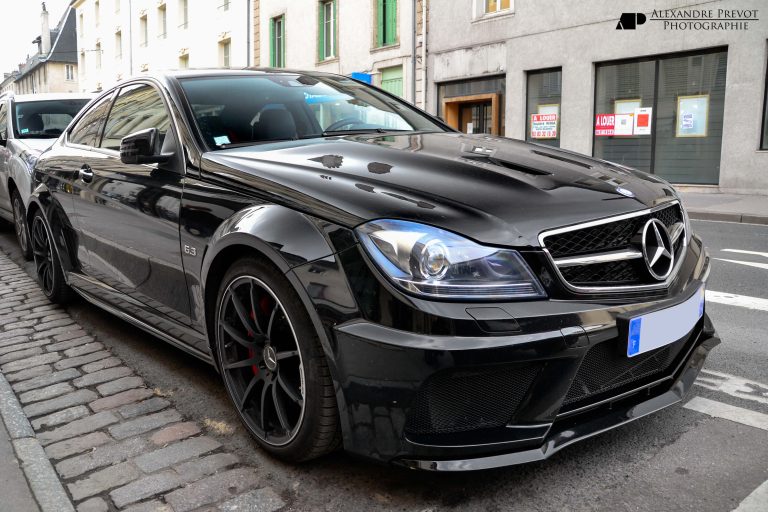 Mercedes-Benz C63 AMG Black Series parkiran – sportski coupe s AMG naplacima