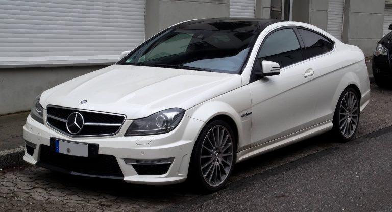 Mercedes-Benz C63 AMG Coupe iz 2014. u bijeloj boji – prednji pogled
